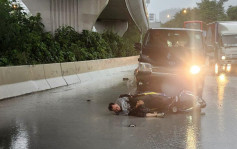 黃雨生效│馬鞍山三車相撞 鐵騎士連人帶車倒臥路中