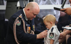 澳洲山火殉職消防員出殯 19個月大兒子咬奶嘴代領勳章