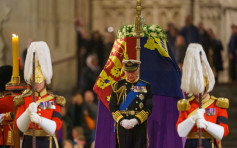 英女皇逝世｜查理斯三世出席守靈儀式 民眾瞻仰人龍一度截龍