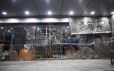 【逃犯条例】马鞍山警署大闸外墙损毁被涂鸦 工人到场修葺清理