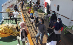印尼渡轮改装变水上隔离中心 轻症患者可船上隔离兼钓鱼