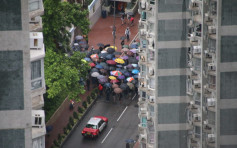 【荃葵青游行】示威者进入荃湾海滨花园聚集 一度占据屋苑行车路