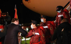 中国抗疫专家组带医疗物资抵达塞尔维亚