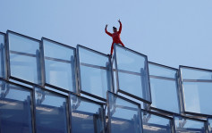 法国蜘蛛人徒手爬38层高楼抗议退休改革  要马克龙醒一醒