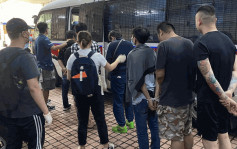观塘骏业街单位沦毒窟 警捡逾5万元毒品 8男女被捕