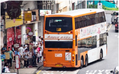 九巴龍運倡「友善交通措施」 25巴士車尾貼「請讓巴士」貼紙