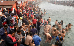 印度桑格拉提节在即 百万人涌恒河沐浴疫情势升温