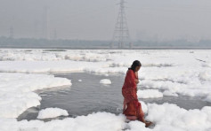 印度亚穆纳河受污染现有毒白泡沫 妇女坚持河中沐浴