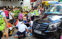 荃湾川龙街76岁老妇遭客货车撞倒  右脚受伤送院