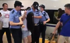 北京女欠債近200萬潛逃7年 被捕時扮暈拒起身