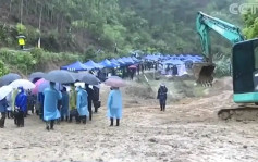東航空難｜事故現場下大雨搜救暫緩 進行排水工作