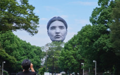 進擊的巨人？東京驚見巨型人頭熱氣球漂浮上空