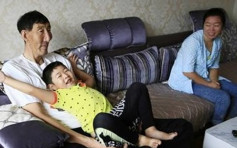 医生曾建议勿生育 中国第一巨人14岁囝囝身高达1.7米 