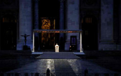 教宗獨自站聖伯多祿廣場 向全球人送祝福