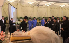 哭崩！男子圓愛妻「最後心願」在殯儀館辦婚禮 