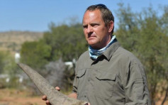 南非盗猎集团滥杀犀牛取角 小犀牛饿极吸吮母尸乳头饮奶