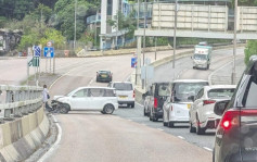 桃芝颱風｜大圍私家車撞壆橫亙路中 網民：要返工發脾氣