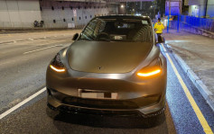 Tesla觀塘繞道車群中穿插 警追數公里後截停 男司機被捕