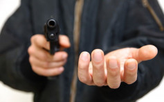 墨西哥女子遭枪匪徒挟持 为保财物咬断匪徒手指