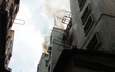 荃湾众安街大厦天台起火 消防救熄 