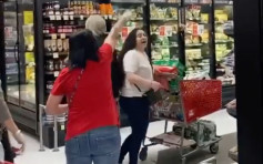 紐約女超市購物未戴口罩 顧客圍剿要求滾出去