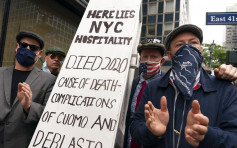纽约餐饮业成员「抬棺」抗议促州政府公平放宽入座率