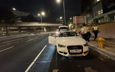 油麻地Audi为逃避截查  冲灯、逆驾兼铲上行人路  32岁男一日后被捕