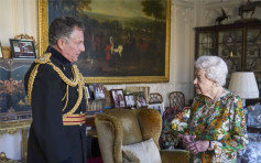 英女皇恢复公务 与官员站立交谈