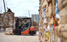 18社区回收中心助收废纸 拾荒妇冀政府出手