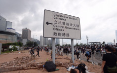 【逃犯条例】示威者掘砖 警吁勿投掷或会致命