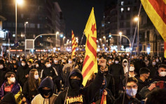 西班牙示威骚乱踏入第4晚 警方施放泡沫子弹驱散