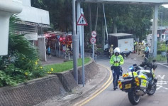 香港仔貨車失事撞燈柱 司機受傷一度被困