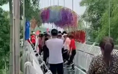 杭州大妈攻陷玻璃桥齐跳广场舞 保安崩溃大叫：桥要断了