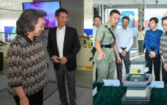 楊何蓓茵視察首個《公務員守則》巡迴展覽  兼訪海關了解部門執法和清關工作