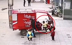 3岁童爬上三轮车玩耍 不慎开动撞入商铺
