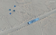 美媒：衛星照顯示解放軍在新疆沙漠設美軍航母形狀標靶