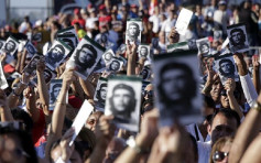 哲古華拉逝世五十周年 古巴逾萬人集會悼念