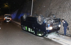 香港仔客貨車撞壆翻側　司機受傷送院