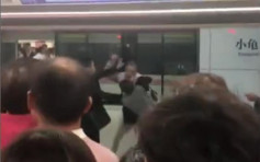 老汉地铁冲门撞到女生争执中扯发掌掴 与两男乘客打作一团