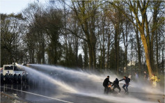 逾千人参与愚人节派对  比利时警射催泪弹水炮驱散