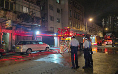 九龙城唐楼单位起火2人获救 消防现场灌救