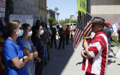 美国有医护人员与要求取消居家令的示威者对峙