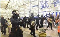 【机场集会】全黑遮面警员惹关注 警方：机场特警未赶及换上可识别身份制服