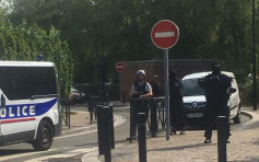 巴黎郊区爆持刀袭击至少1死2重伤 IS承认责任