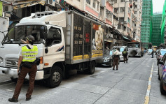 警九龍城區打擊交通違例 拖走12車另檢控行人亂過馬路