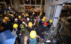 【逃犯条例】示威者「攻入」立会破坏设施 防暴警察撤退