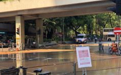 大埔中心巴士站爆水管 湧出黃泥水淹路