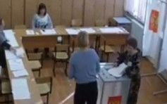 【片段】俄羅斯票站職員將大量已填選票放投票箱 涉舞弊被捕 