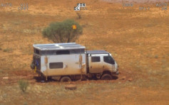 一家四口自駕遊沙漠陷泥濘 困荒漠4日直升機救出