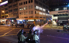 【上環衝突】警方多方推進防線 文咸東街疑有雜物燃燒